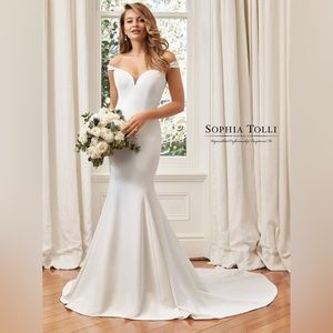 Sophia Tolli Simone wedding dress in size 8. Never worn and unaltered.